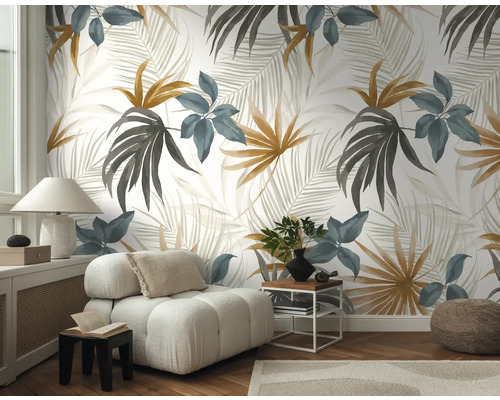 Vardagsrum med blommig tapet, fåtölj, lampa och sidobord