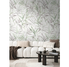 Vardagsrum med soffa, bord och tapet med växtmönster