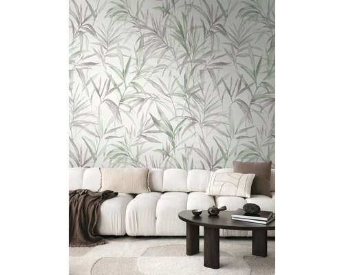 Vardagsrum med soffa, bord och tapet med växtmönster