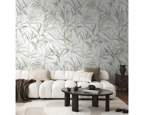 Vardagsrum med vit soffa och blommig tapet