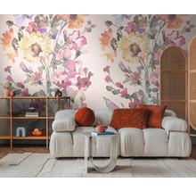 Vardagsrum med soffa, hylla och blommig tapet för ett stilfullt hem.