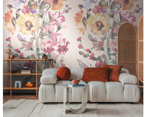 Vardagsrum med soffa, hylla och blommig tapet för ett stilfullt hem.