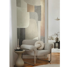 Vardagsrum med fåtölj, sidobord och geometrisk tapet