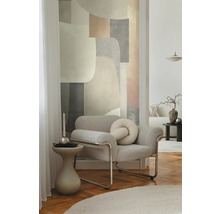 Vardagsrum med fåtölj, sidobord och abstrakt väggkonst för en stilren inredning