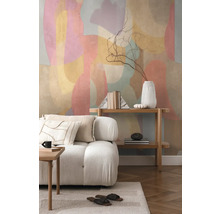 Ljus, modern inredning med soffa, hylla och abstrakt väggkonst