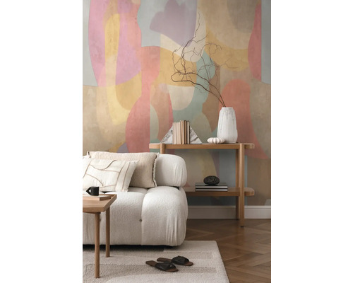 Ljus, modern inredning med soffa, hylla och abstrakt väggkonst