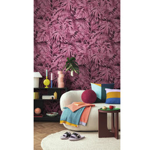 Dekorativt vardagsrum med mönstrad tapet, soffa och sidobord.