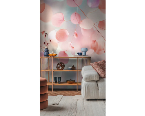 Vardagsrum med hylla, dekorationer och fototapet