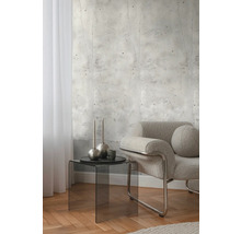 Interiör med betongtapet, fåtölj och sidobord