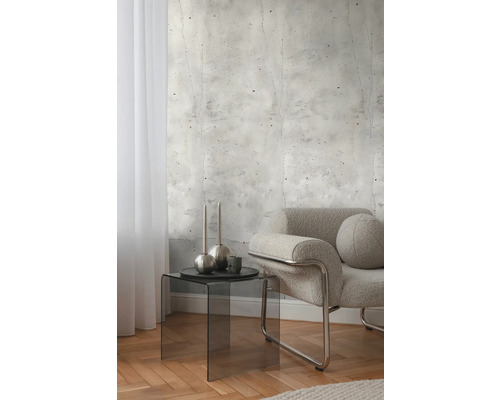 Interiör med betongtapet, fåtölj och sidobord