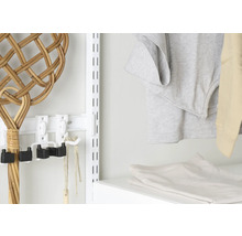 Förvaringssystem med rottingmattpiska och kläder