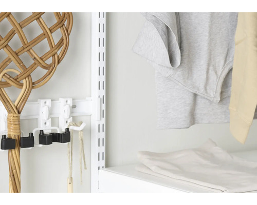 Förvaringssystem med rottingmattpiska och kläder