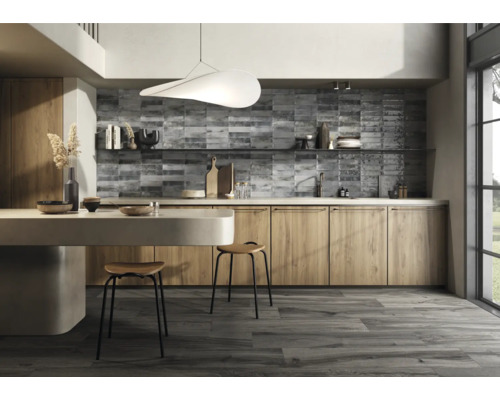 Ljust kök med träelement, gråmönstrad bakvägg och trägolv