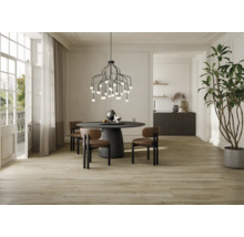 Matsal med matbord, stolar, pendellampa och trägolv