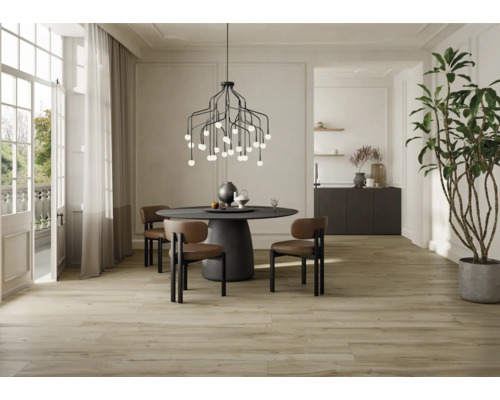 Matsal med matbord, stolar, pendellampa och trägolv