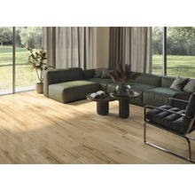 Vardagsrum med trägolv, soffa och fåtölj