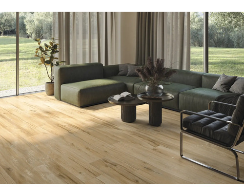 Vardagsrum med trägolv, soffa och fåtölj