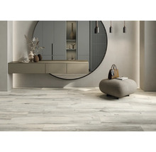 Elegant interiör med spegel, konsolbord, pall och trägolvplattor