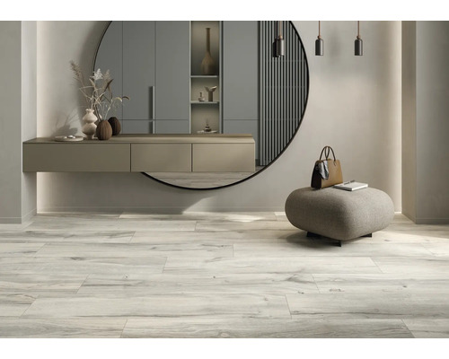 Elegant interiör med spegel, konsolbord, pall och trägolvplattor