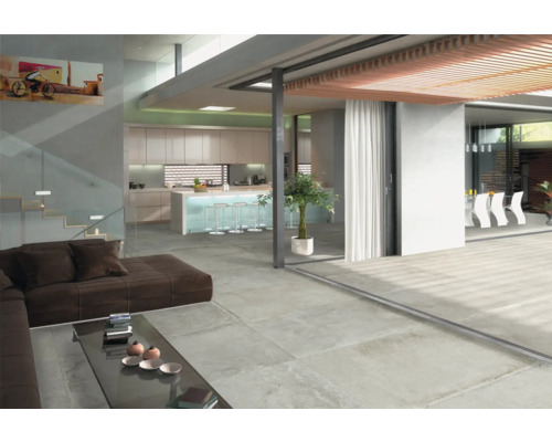 Ljust vardagsrum med klinkergolv, kök, vardagsrum och matplats.