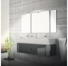 Modernt badrum med tvättställ, spegel och belysning