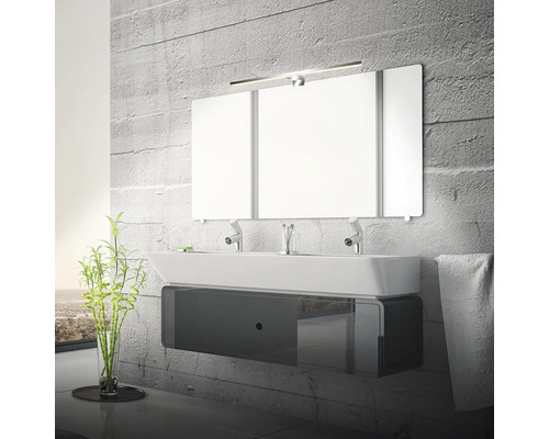 Modernt badrum med tvättställ, spegel och belysning