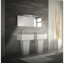 Badrum med dubbla handfat, spegel och dekoration