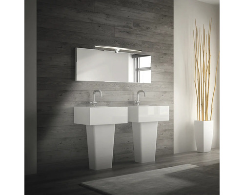 Badrum med dubbla handfat, spegel och dekoration