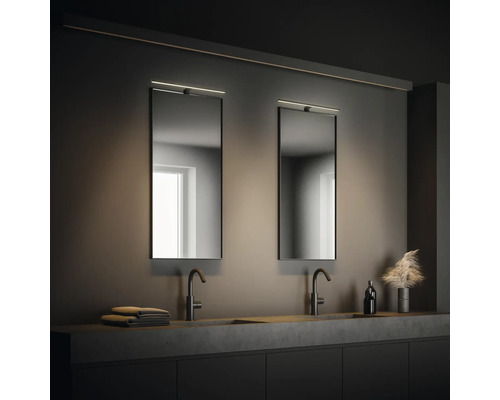 Badrum med två handfat, speglar med belysning och förvaringsutrymme