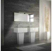 Badrum med dubbla handfat och spegel