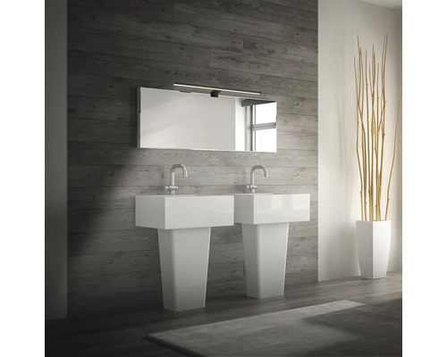 Badrum med dubbla handfat och spegel