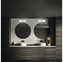 Badrum med dubbla handfat, runda speglar och vägglampor