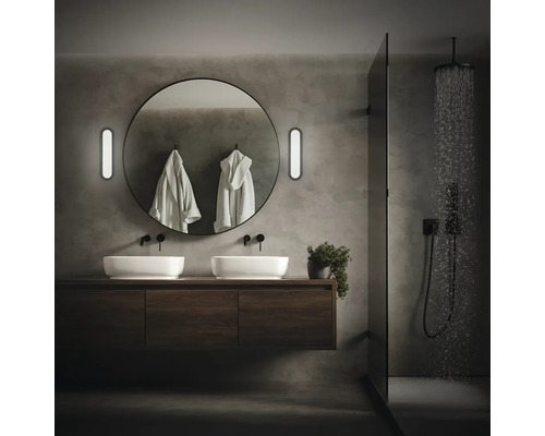 Modernt badrum med dubbla handfat, spegel, belysning och dusch