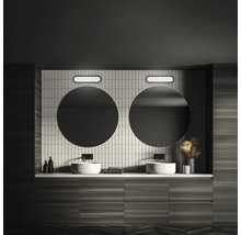 Modernt badrum med dubbla handfat, runda speglar och träpanel