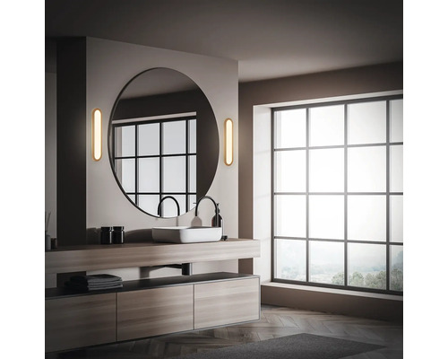 Modernt badrum med stor spegel, handfat och underskåp i trä