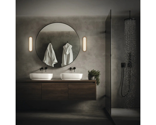 Modernt badrum med dubbla handfat, rund spegel och dusch