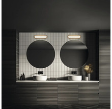 Modernt badrum med dubbla handfat, runda speglar och träskåp