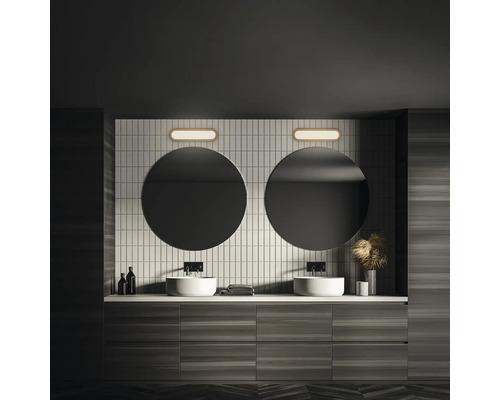 Modernt badrum med dubbla handfat, runda speglar och träskåp