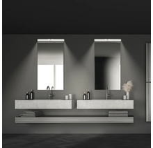 Modernt badrum med dubbla handfat, speglar och belysning