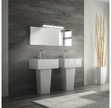 Modernt badrum med två handfat, spegel och dekoration