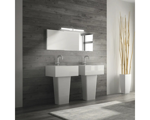 Modernt badrum med två handfat, spegel och dekoration