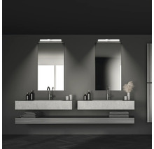 Modernt badrum med två handfat, speglar och förvaringsutrymme för handdukar