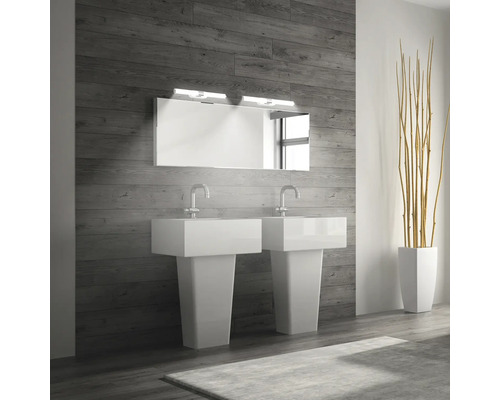 Modernt badrum med dubbla handfat, spegel och dekoration för en ljus och vänlig atmosfär.