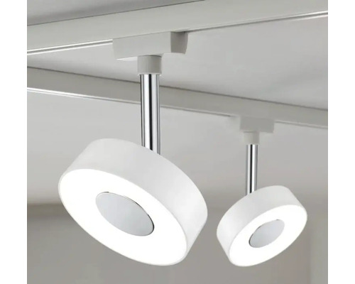 Två runda, vita LED-strålkastare är fästa på en skena