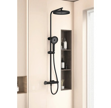 Svart duschset med huvud- och handdusch i ett modernt badrum.