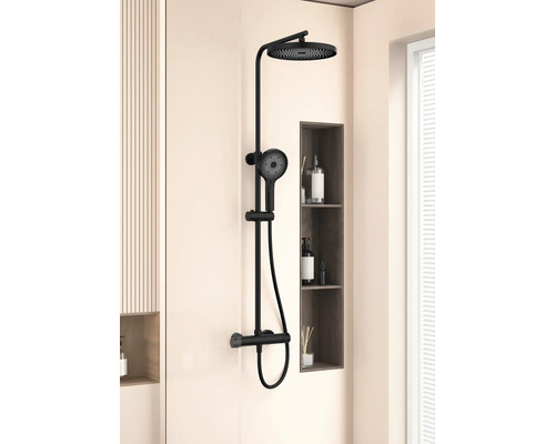 Svart duschset med huvud- och handdusch i ett modernt badrum.