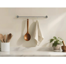 Köksscen med träslev, kökshandduk och redskap på en arbetsyta