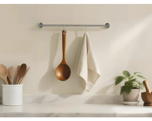 Köksscen med träslev, kökshandduk och redskap på en arbetsyta