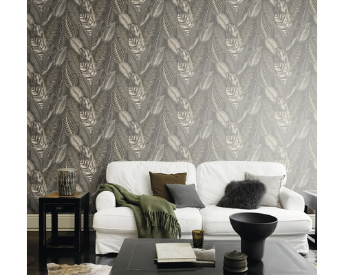 Vardagsrum med vit soffa och tapet med bladmönster