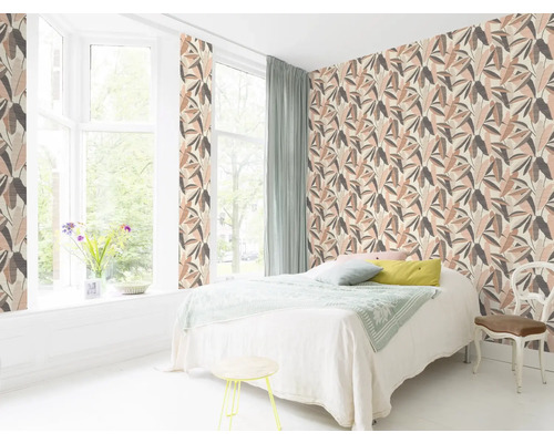 Ljust sovrum med mönstrad tapet, fönster och säng